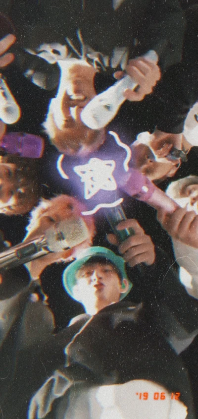 Celebrando juntos: fãs do BTS com bastões de luz