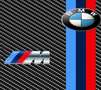 Logotipo da BMW em fundo de fibra de carbono com listras M Sport