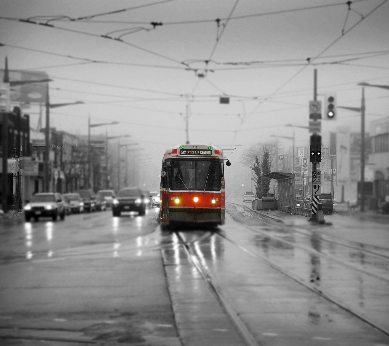 Un tren volador en un día lluvioso en una ciudad (coches, ciudad, calle, urbano)