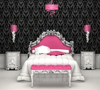 Design de quarto elegante em rosa e preto com acentos ornamentais