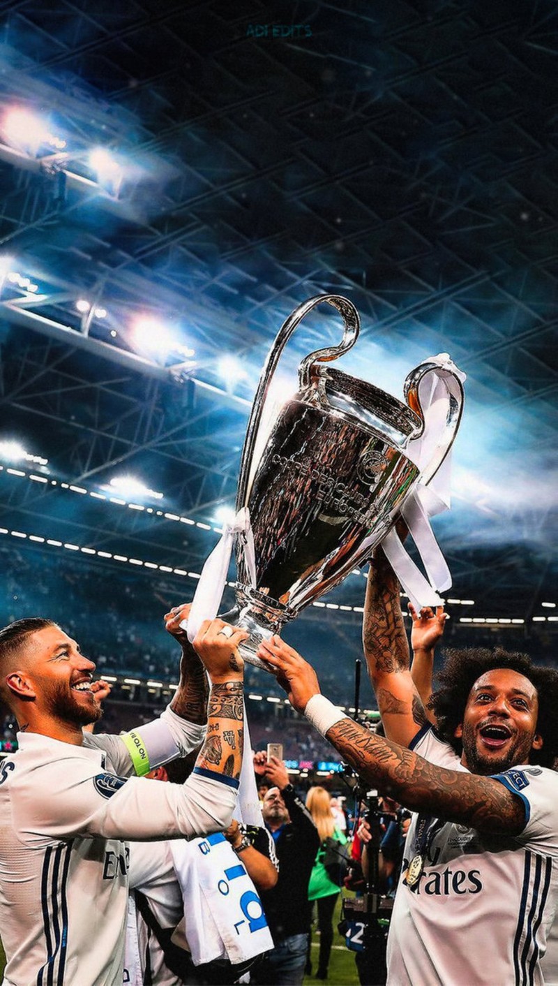 Двое мужчин поднимают трофей на стадионе (игрок, ramos marcelo, спорт)