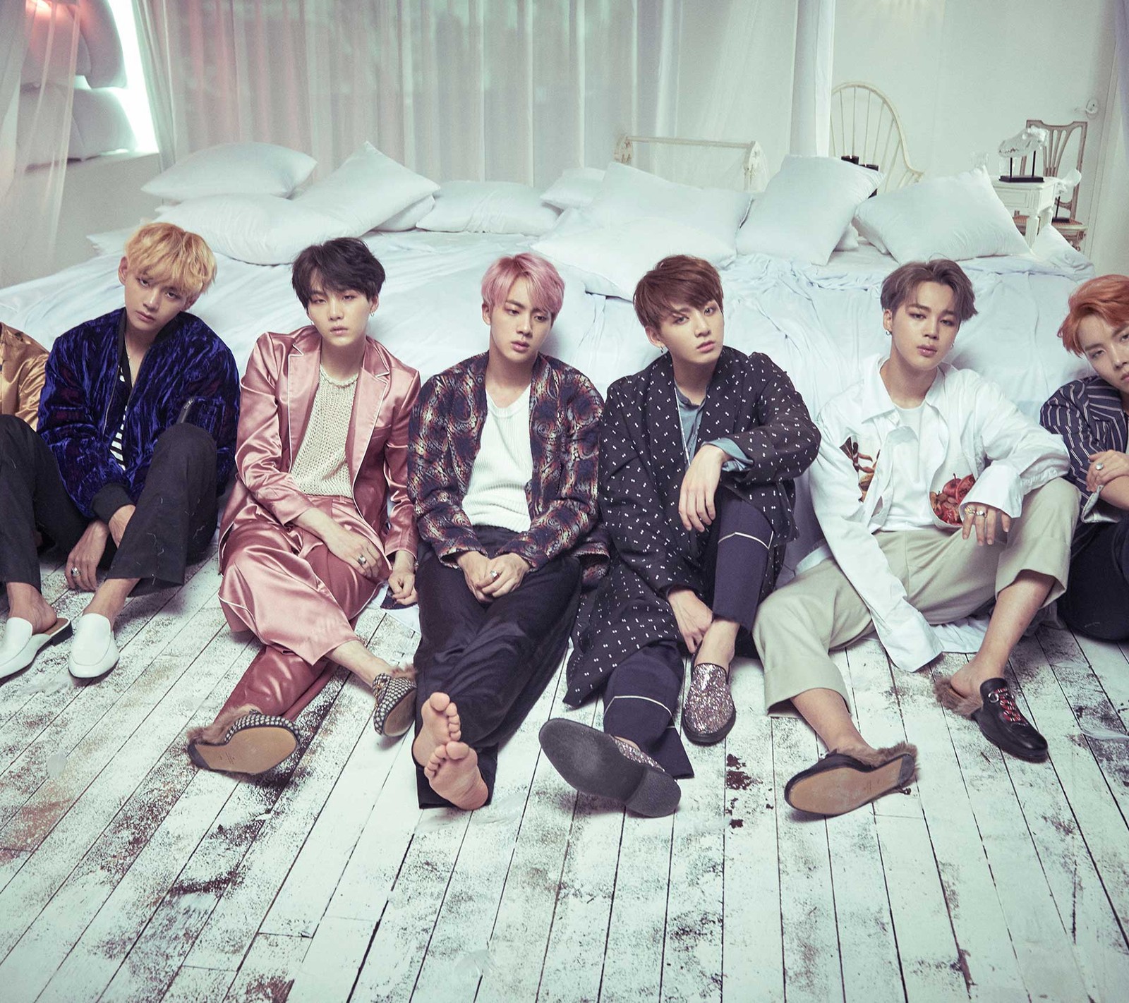 Girafes assises sur un lit avec plein de gens assis dessus (asie, sang, bts, corea, kpop)