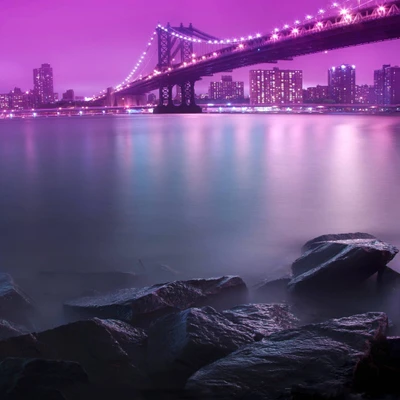 Silhouette urbaine au crépuscule : Pont vibrant et lumières de la ville