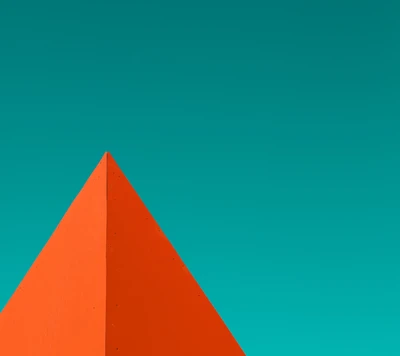 Pyramide orange vibrante contre un ciel turquoise