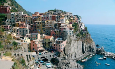 Village côtier coloré sur un promontoire escarpé surplombant la mer