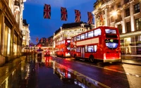 Escena nocturna vibrante de autobuses de dos pisos y reflejos en un paisaje urbano de Londres