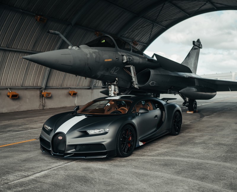 Арабский автомобиль bugatti припаркован перед истребителем (dassault rafale, bugatti chiron sport легенды неба, гиперспортивные автомобили, 2021, 5k)