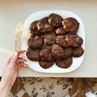 Hausgemachte Schokoladen-Brownie-Kekse auf einem weißen Teller