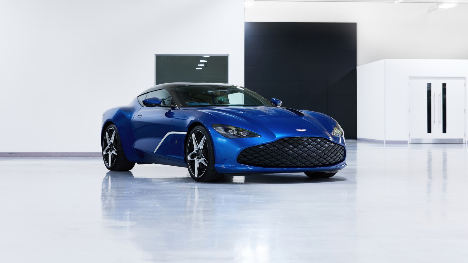 Um close de um carro esportivo azul em uma sala branca (aston martin dbs gt zagato, 5k, supercarros, carros, papel de parede 4k)