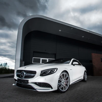 Elegante coupê Mercedes-Benz AMG com design marcante contra um céu dramático.