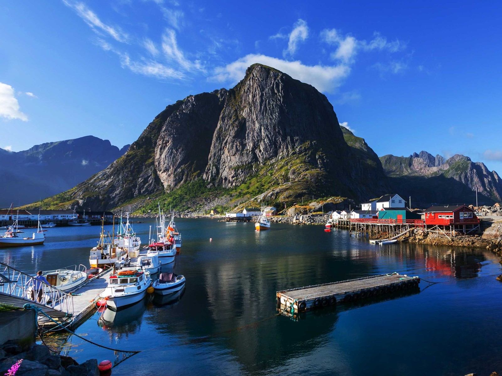 Лодки пришвартованы в гавани с горами на заднем плане (лофотены, lofoten, рыбацкая деревня, достопримечательность, фьорд)