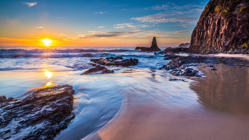 Вид на пляж с камнями и водой на закате (море, берег, океан, сидней, sydney)