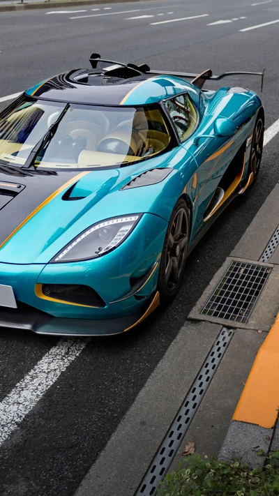 Koenigsegg One:1 en turquoise frappant, mettant en valeur un design élégant et des performances.