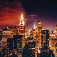 Chrysler Building, beleuchtet in einer lebhaften Stadtlandschaft bei Nacht