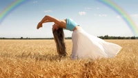 Moments joyeux sous un arc-en-ciel : danser dans l'étreinte de la nature