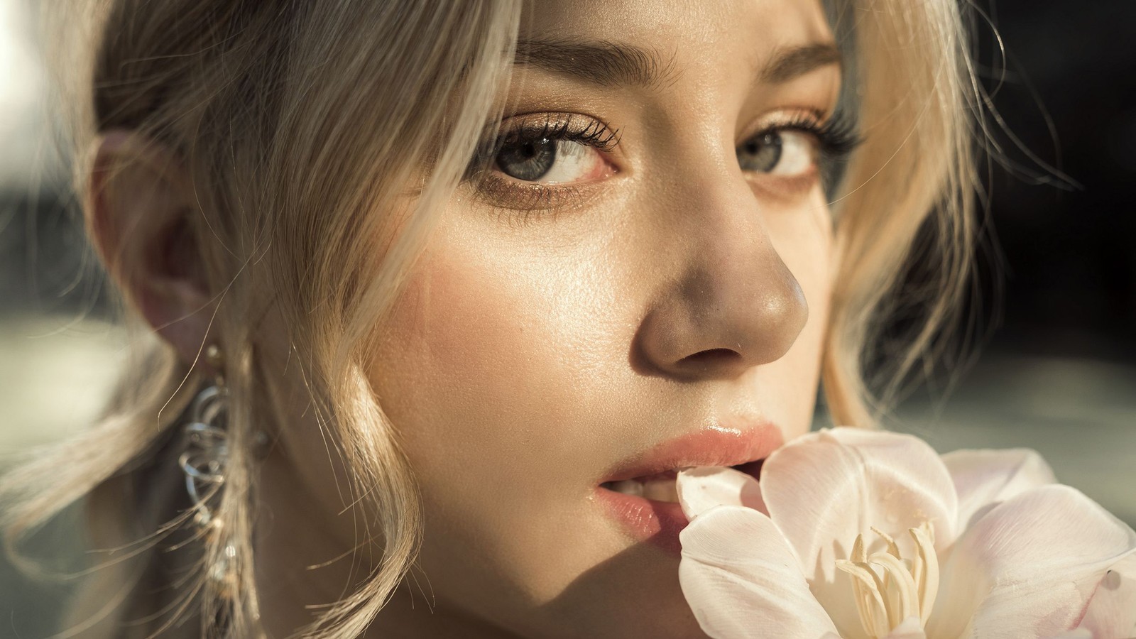 Femme blonde avec une fleur dans la bouche regardant la caméra les yeux fermés (lili reinhart, gros plan, beau, actrice, femmes)