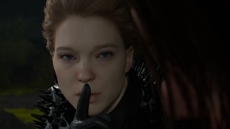 Крупный план человека с пальцем на губах (death stranding, видеоигра, леа сейду, lea seydoux)