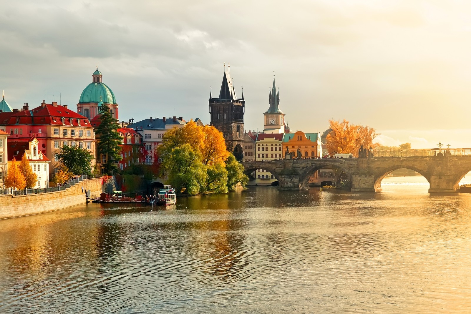 Vista aérea de um rio com uma ponte e prédios ao fundo (ponte carlos, charles bridge, vltava, flúmen, natureza)