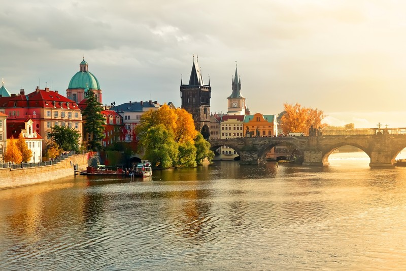 Панорамный вид на реку с мостом и зданиями на заднем плане (карлов мост, charles bridge, влтава, vltava, река)