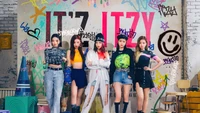 ITZY: Groupe de filles K-Pop dans un cadre de graffiti urbain