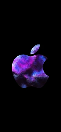 Яркий логотип Apple в насыщенных фиолетовых и синих оттенках на темном фоне