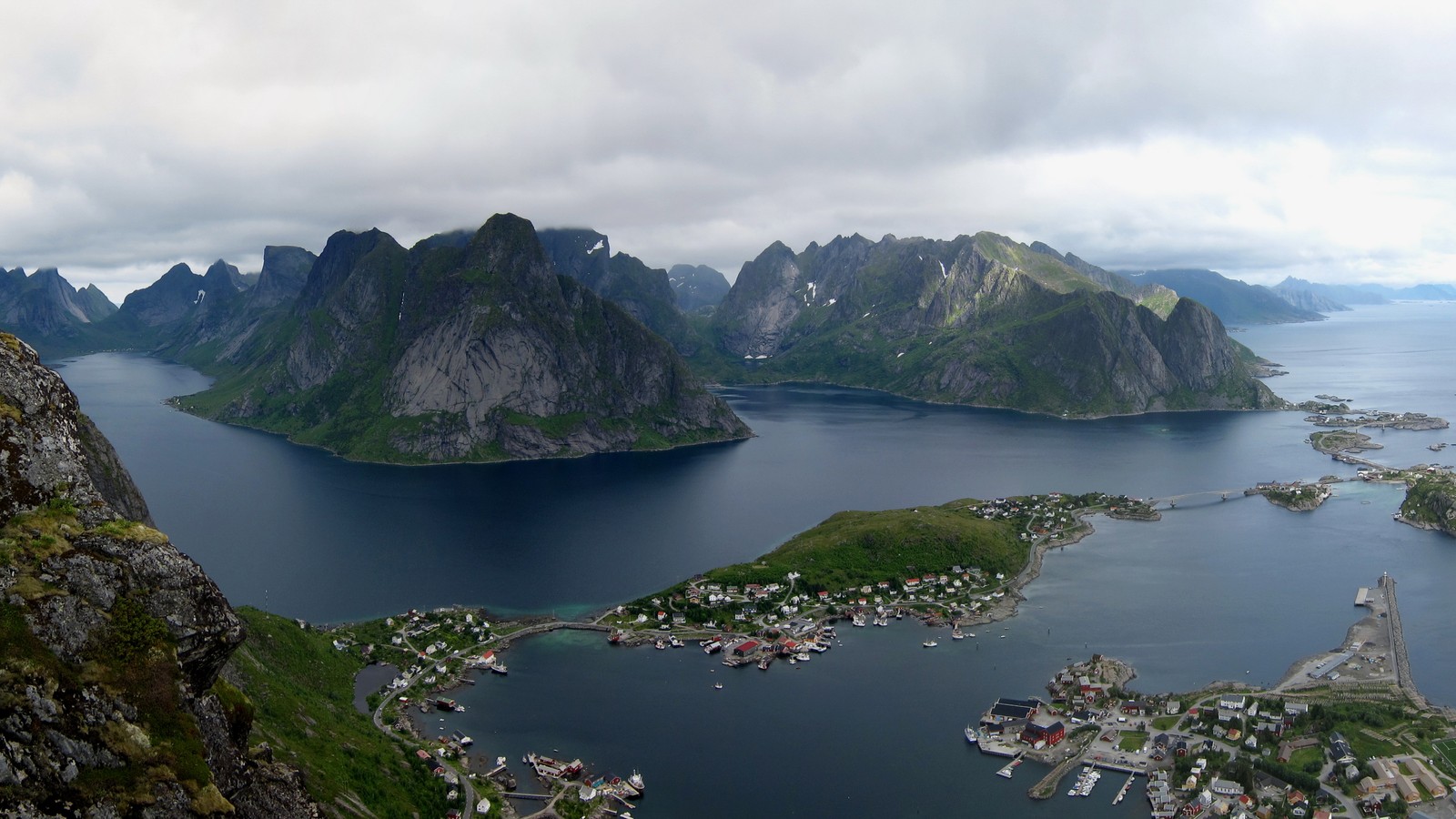 Uma vista aérea de uma pequena cidade em uma montanha com um lago (fiorde, lofoten, montanha, terras altas, lago)