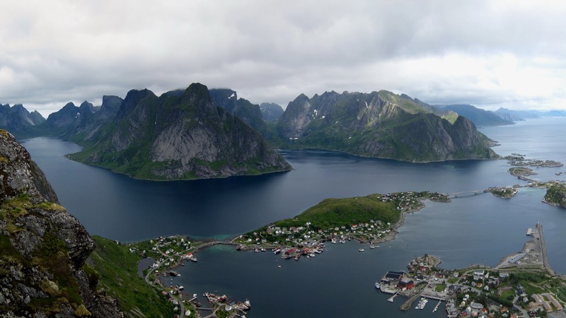 Воздушный вид на маленький город на горе с озером (фьорд, лофотены, lofoten, гора, возвышенность)