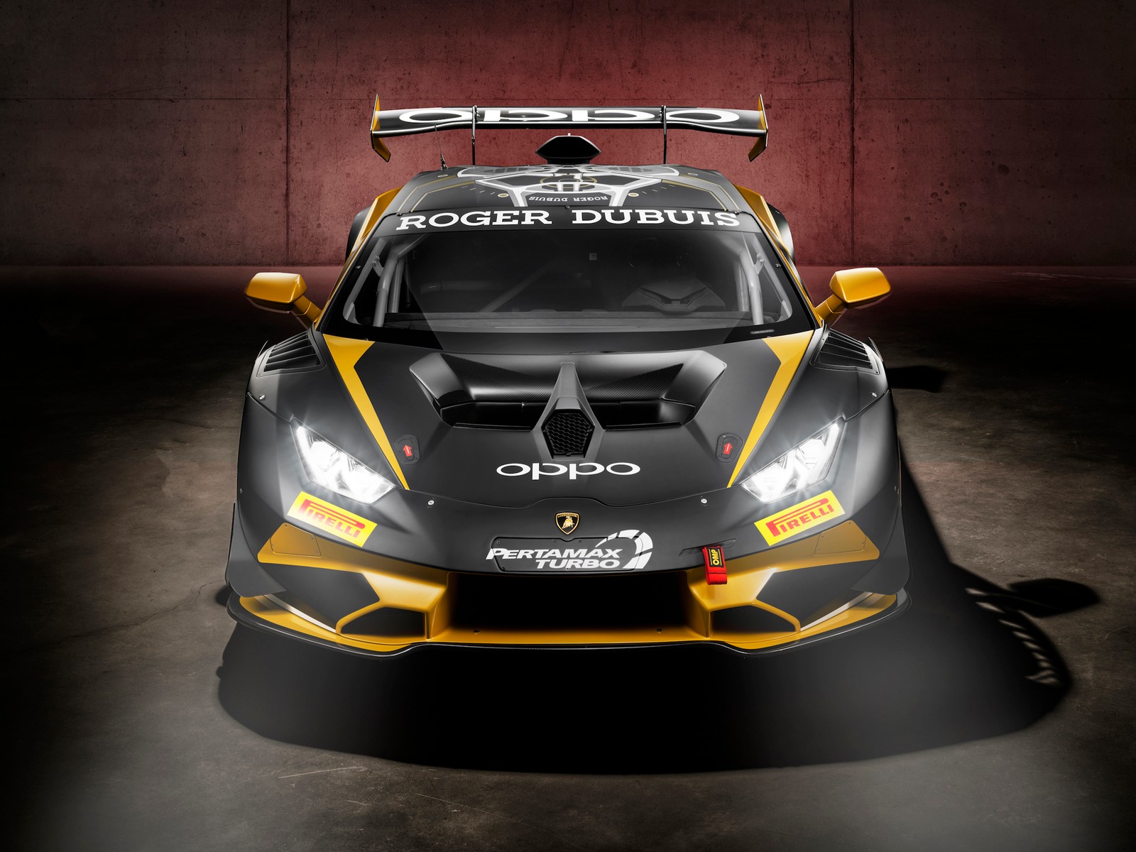 Un coche deportivo negro y amarillo con una pared roja detrás (lamborghini huracan super trofeo evo, 2021, coches, fondo de pantalla 4k)