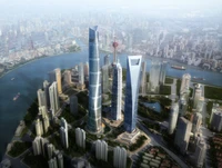 Una impresionante vista aérea del horizonte de Shanghái que presenta la Torre de Shanghái, la Torre Jin Mao y el Centro Financiero Mundial de Shanghái en medio de un bullicioso paisaje urbano.