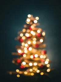 Verschwommener Weihnachtsbaum geschmückt mit warmen Lichtern und Ornamenten