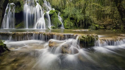 Cachoeira serena em meio à natureza exuberante na reserva de Jiuzhaigou