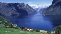 Paysage époustouflant du fjord de Geiranger avec des montagnes majestueuses et un lac serein