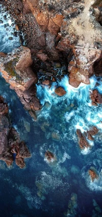 Paisaje costero vibrante con rocas y aguas turquesas