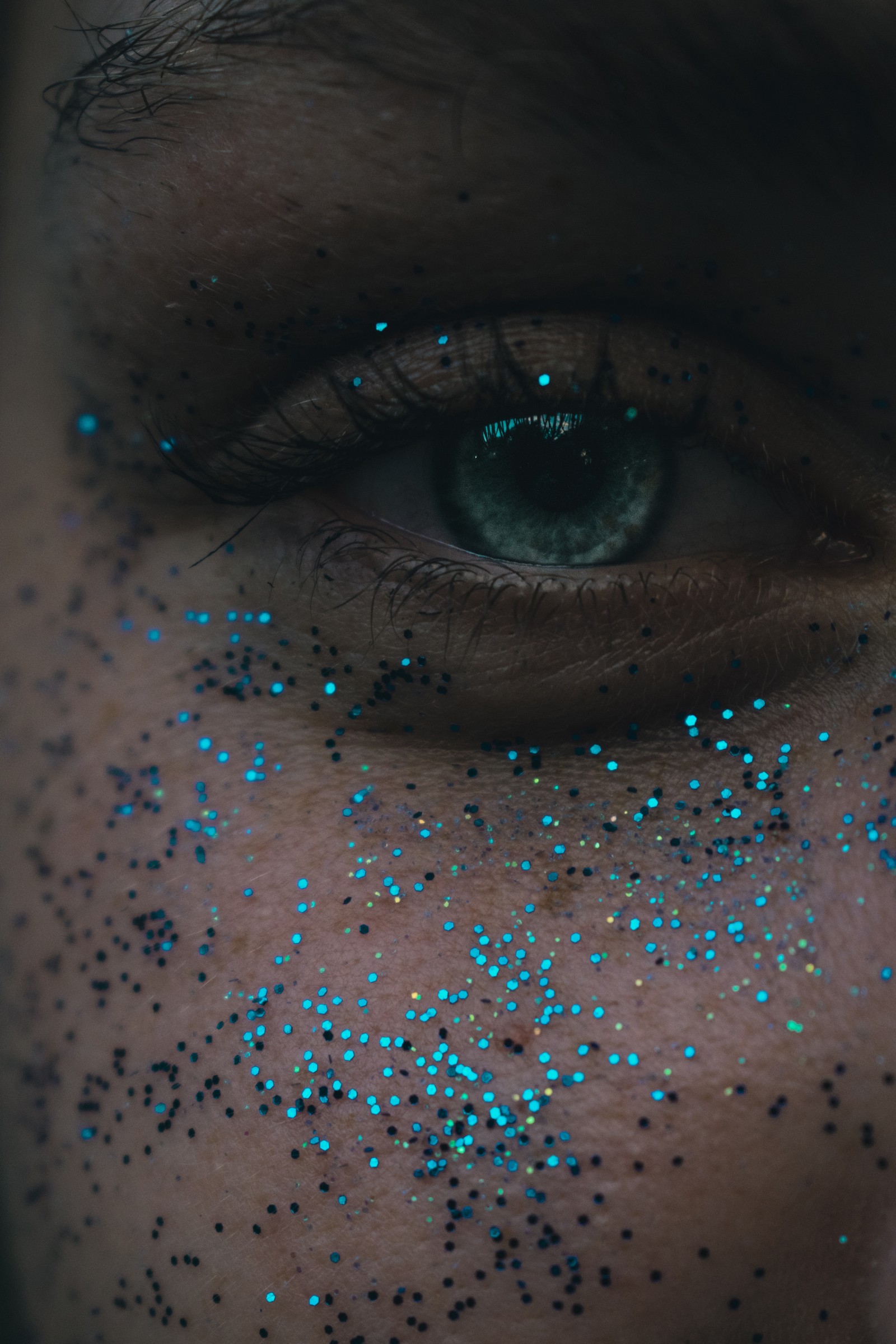 Someone has a blue glitter on their face and eyes (close up, human eye, eye, iris, blue)