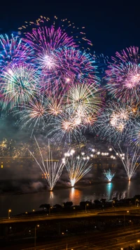 Espectacular exhibición de fuegos artificiales de Año Nuevo sobre el agua