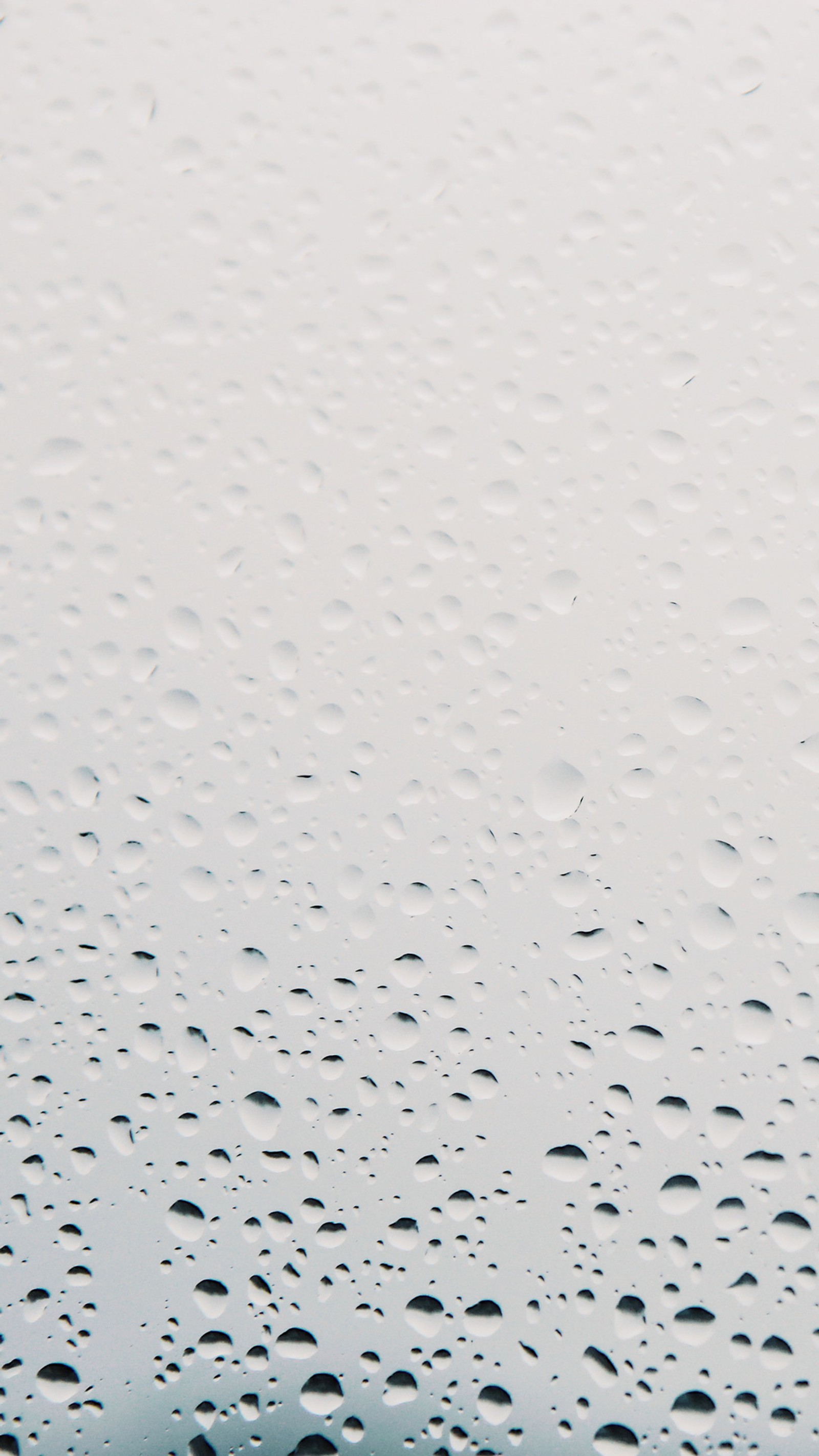 Gotas de agua en una ventana con un fondo de cielo (limpio, gotas, gris, hd, lluvia)