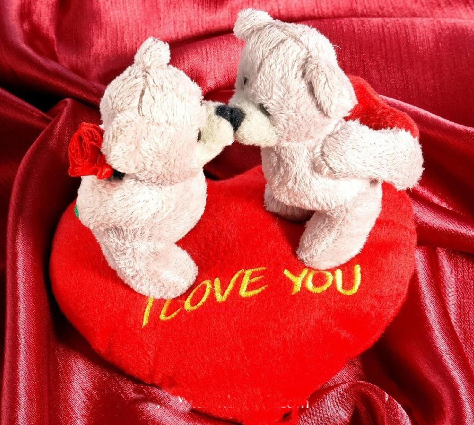 Hay dos ositos de peluche sentados en un corazón (pareja, lindo, sentimientos, amor)