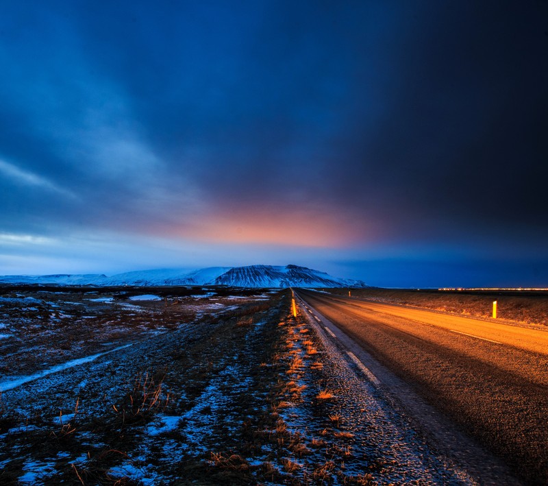 Eine aussicht auf eine straße mit einem berg in der ferne (island, natur, straße, landschaft)