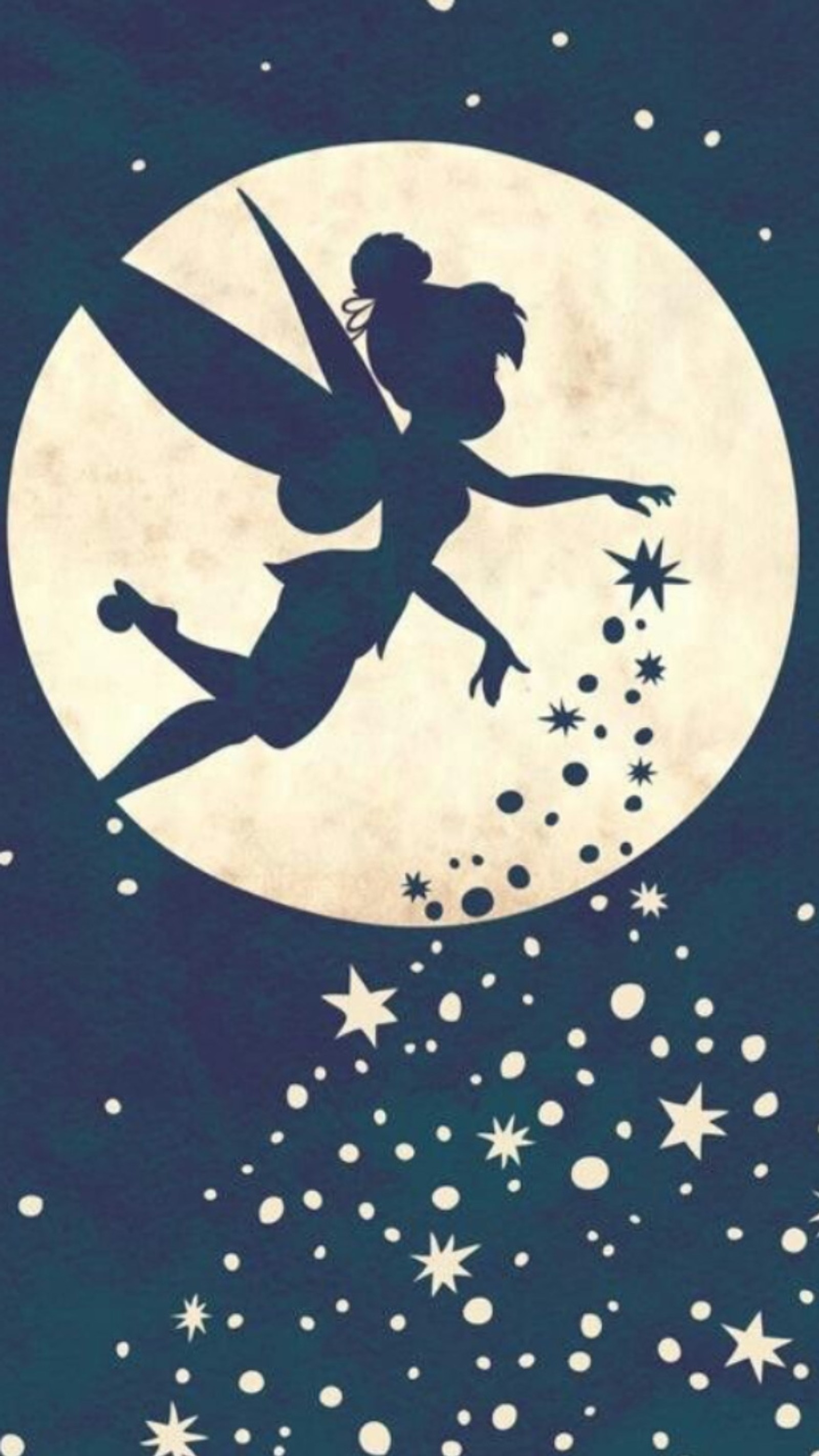 Gros plan d'une personne volant dans les airs avec une fée sur la lune (disney, fée, faries, peter pan, tinklebell)