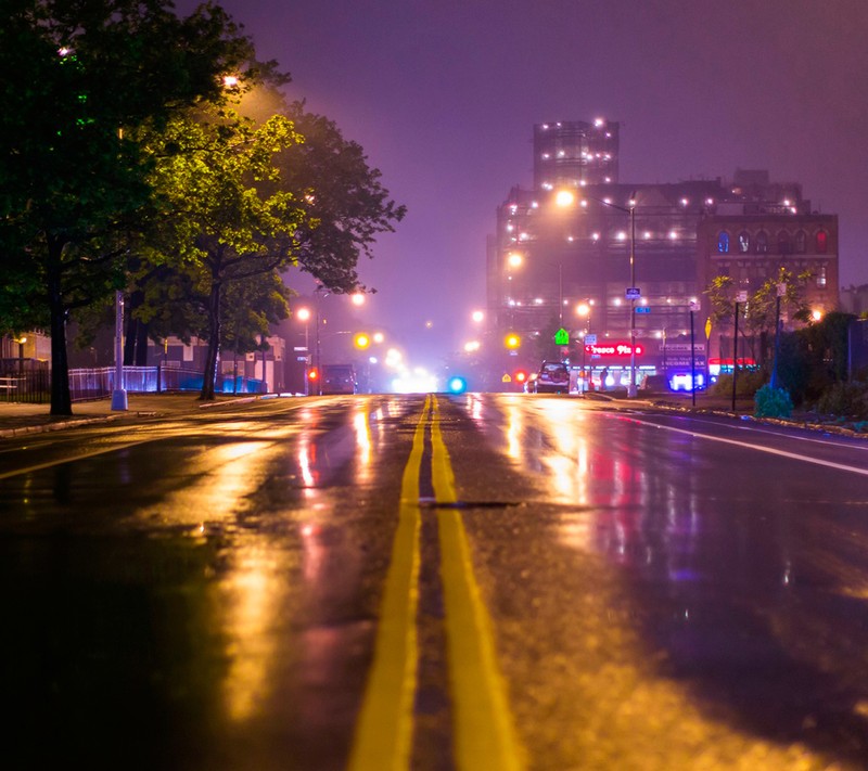 Ночной вид на городскую улицу с желтой линией на дороге (боке, bokeh, огни города, городские пейзажи, нью йорк)