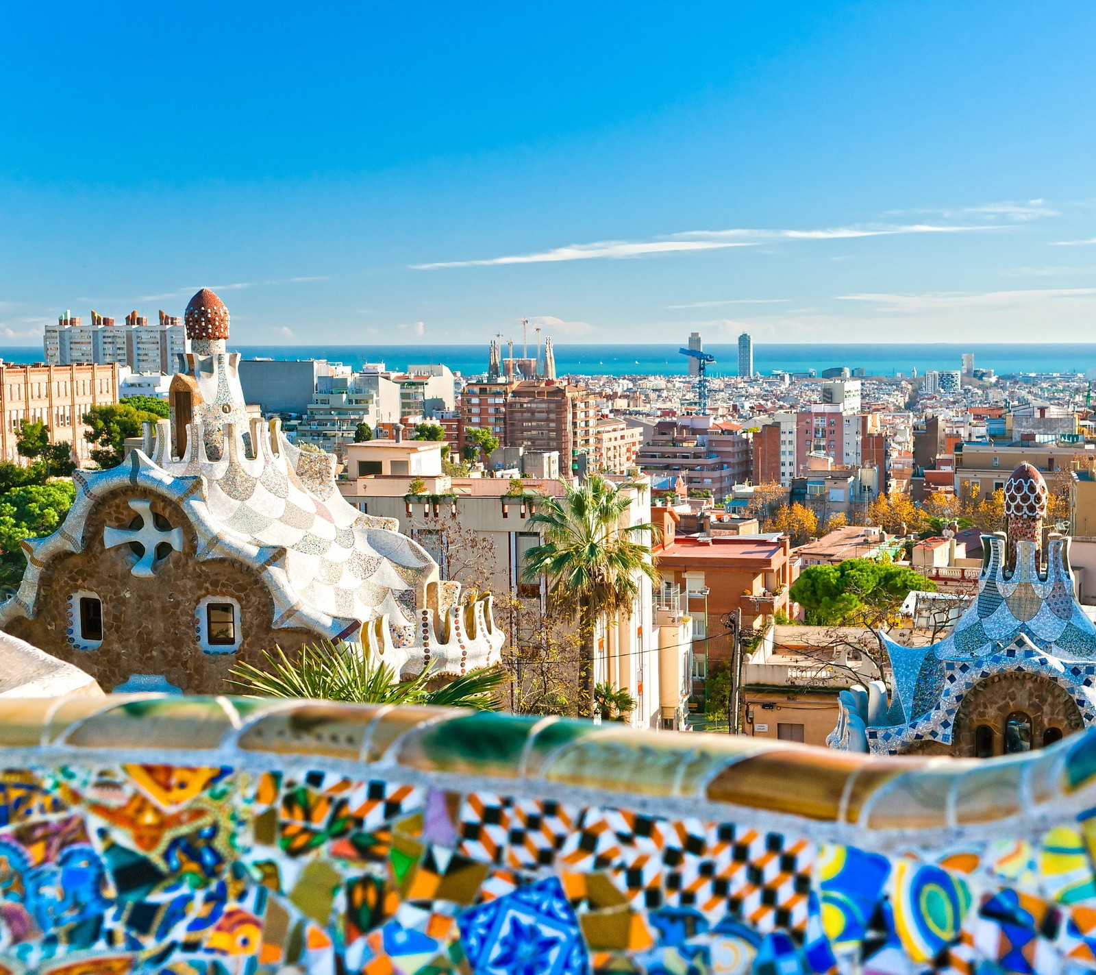 Une vue de barcelone depuis le parc güell (barcelone, barcelona, couleurs, guel, parc)