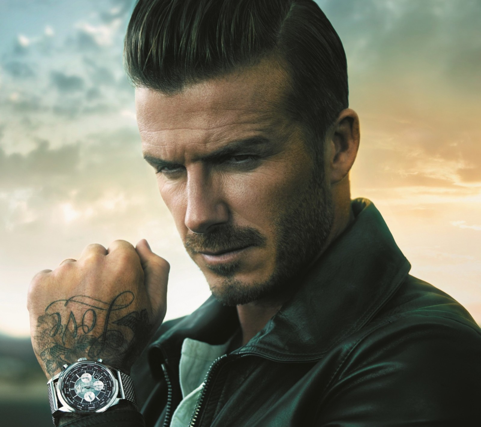 Hombre arafed con un tatuaje en su brazo y muñeca (beckham, david)