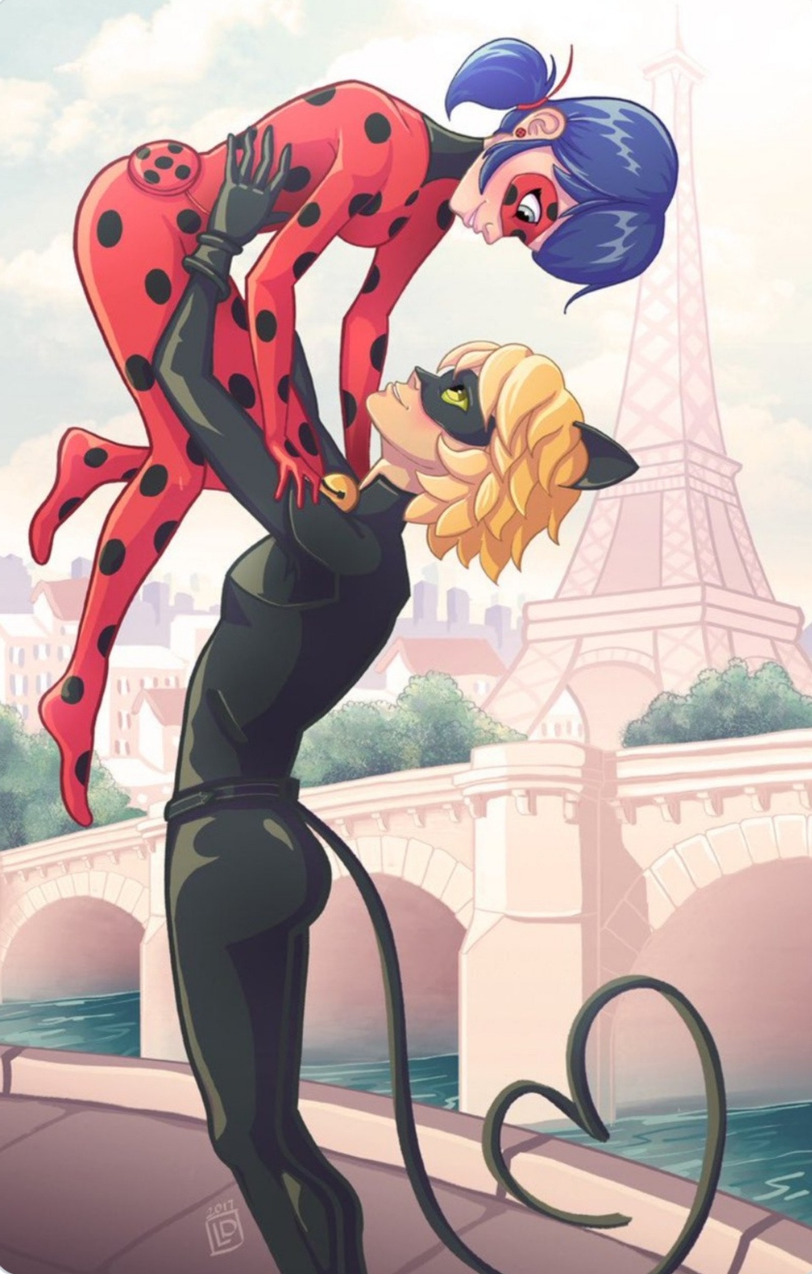 Mariquitas y catwoman junto a la torre eiffel (ladybug y cat noir, milagroso)