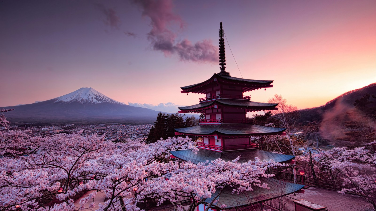 Ein hoher pagode mit einem berg im hintergrund (kirschblüte, japanisch, burg, berg fuji, berge)