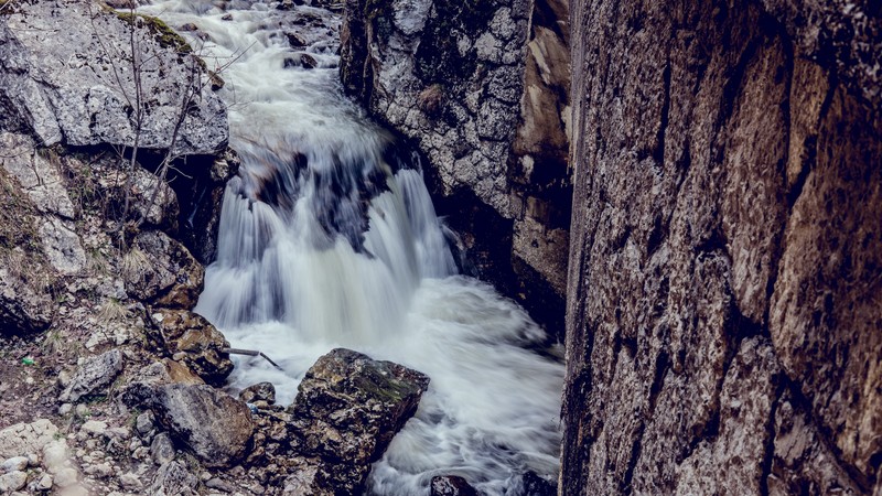 Близкий план водопада, текущего через скалистый каньон (водопад, водоем, вода, природа, водоток)