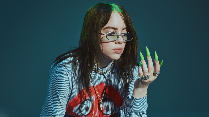 Арабская женщина с зелеными ногтями и очками сидит на кровати (billie eilish, певец, знаменитость, девочки, очки)