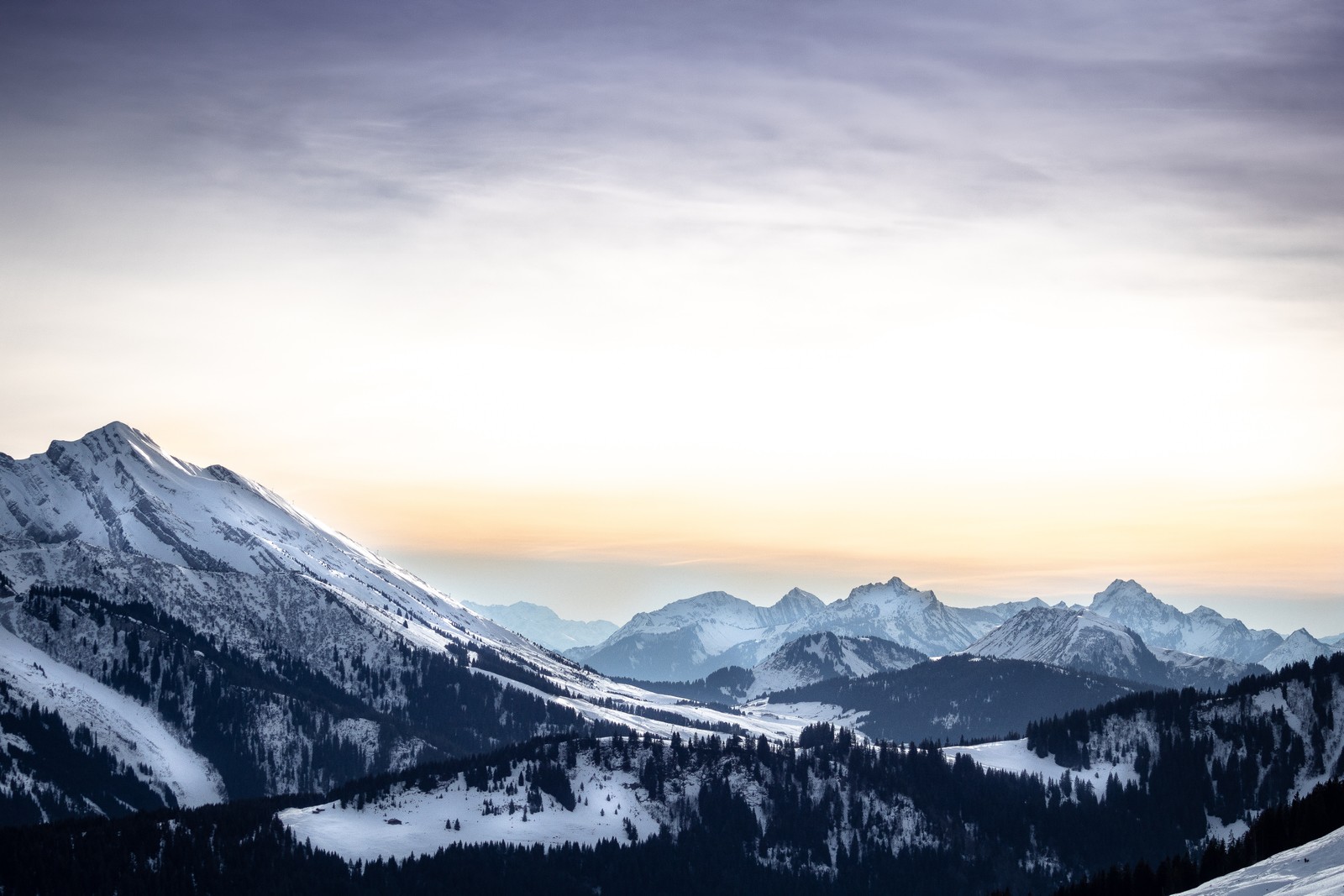 Skifahrer auf einem berggipfel mit blick auf die berge (berg, gebirgskette, gebirgige landformen, natur, wolke)