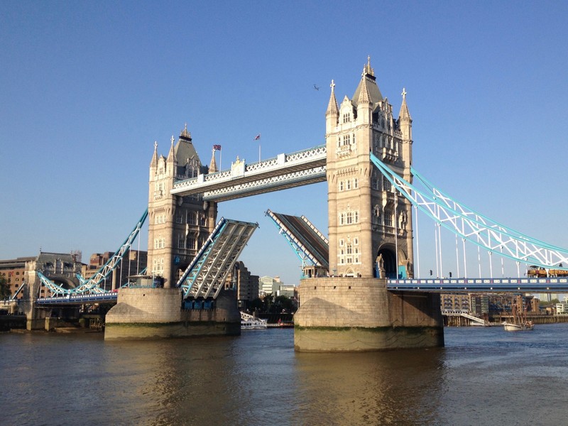 Арафед мост с разводным мостом, открывающимся посередине реки (tower bridge, мост, достопримечательность, подъемный мост, башня)