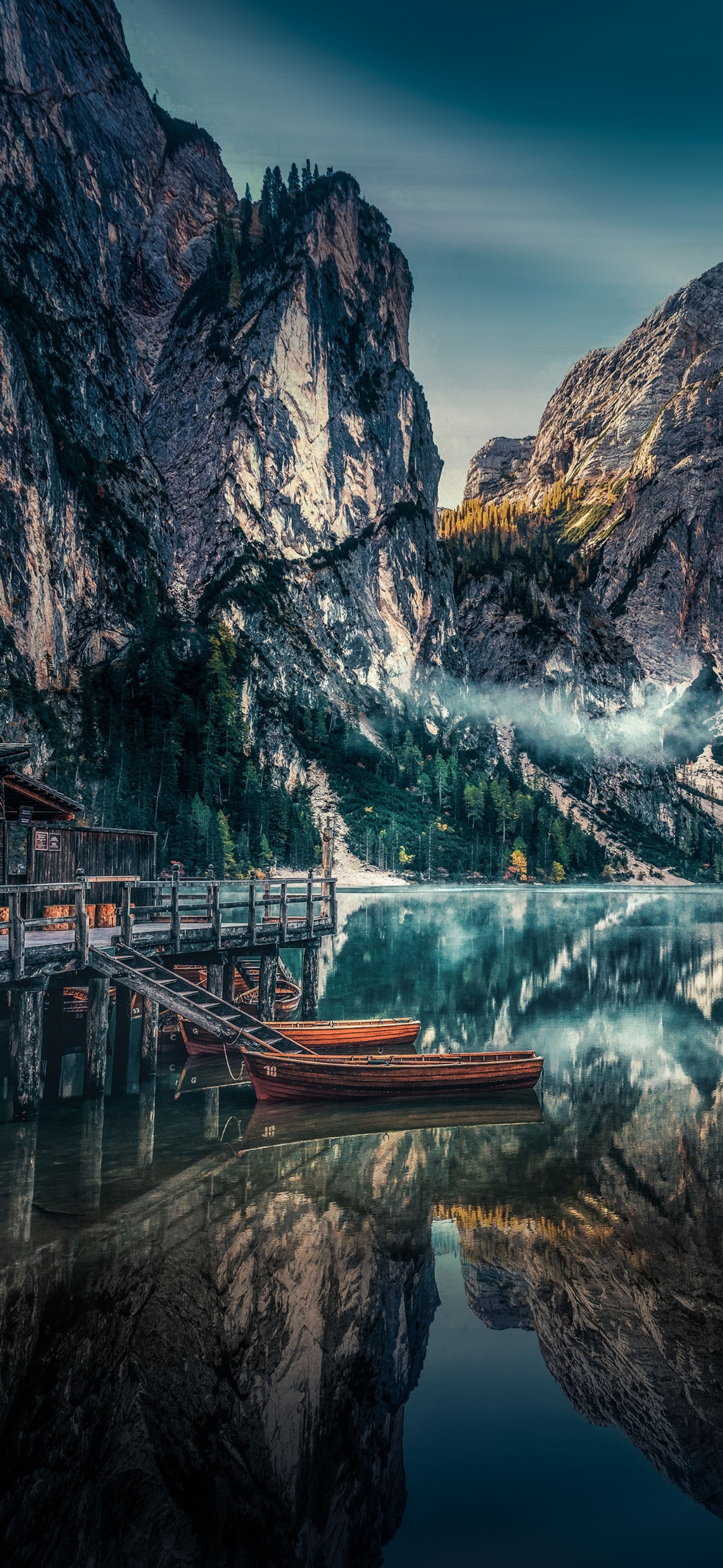 Há um barco que está flutuando na água perto de uma montanha (dolomitas, dolomites, nuvem, água, montanha)