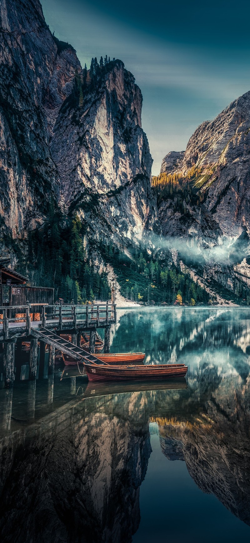 Лодка стоит на воде рядом с горой (доломиты, dolomites, облако, вода, гора)